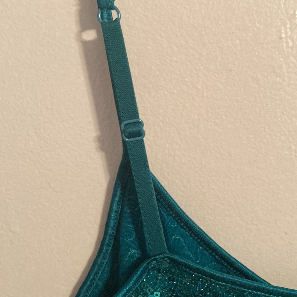🟪 Express Women’s Green Sequin Adjustable Strap Camisole (size M) - Picture 5 of 7